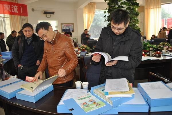 成都市教師發(fā)展基地校專家審核組正在檢查我?；匦９ぷ鳈n案資料